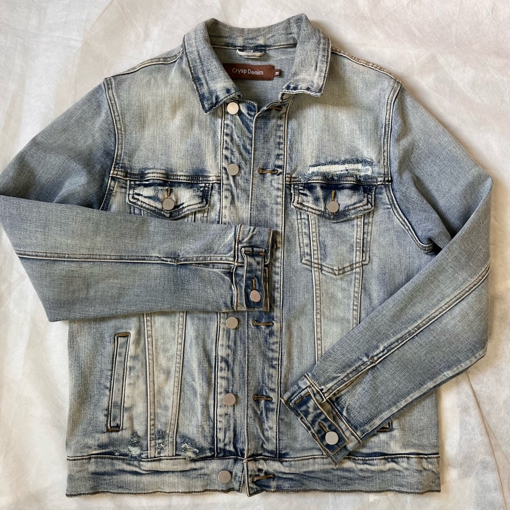 Men's Crysp Denim Jacket, size M distressed front button with pockets Light Wash